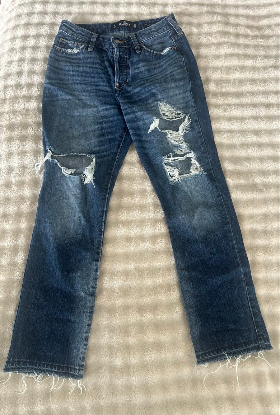 Hollister ripped jeans in woman’s size 1R